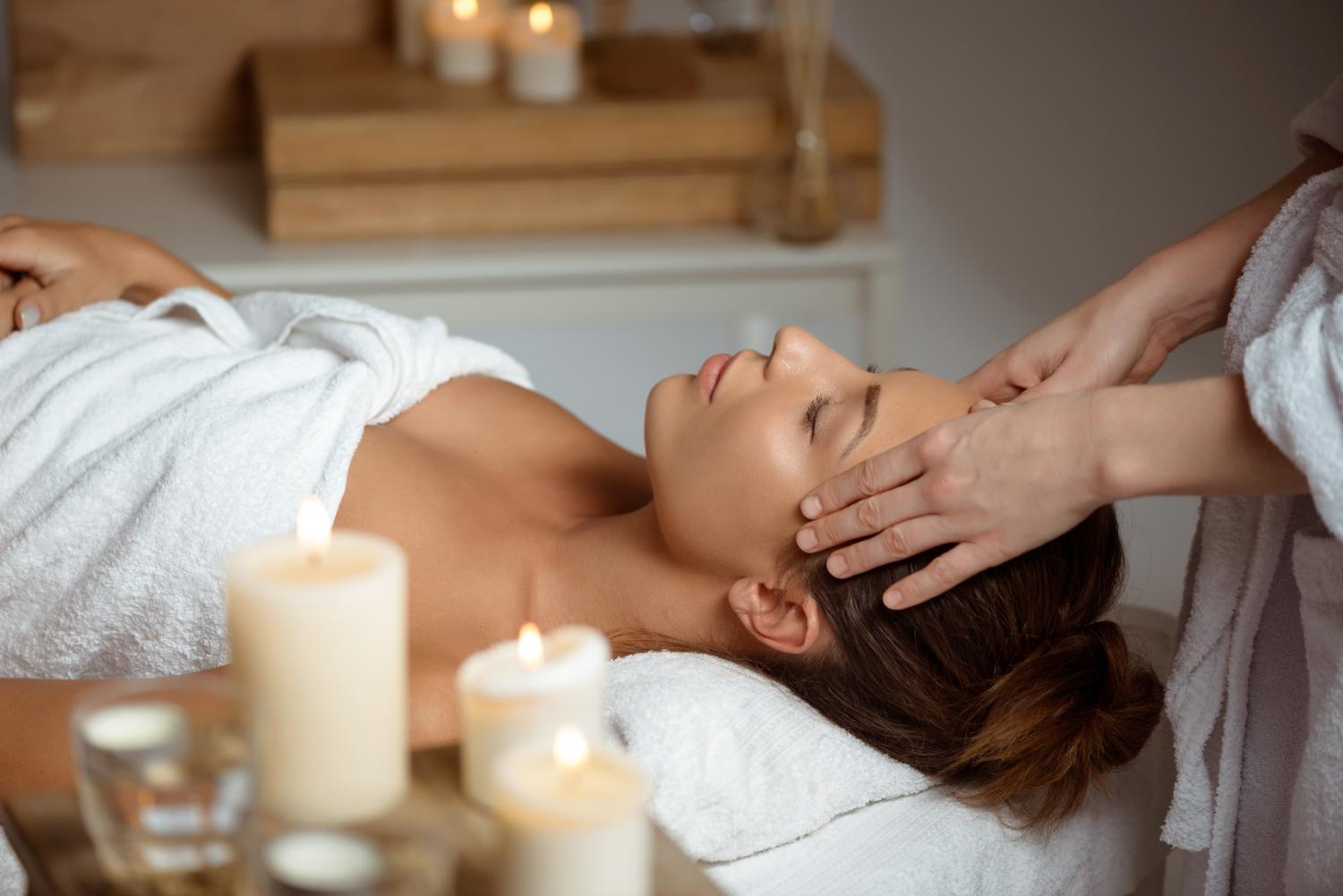 Darček, ktorý poteší telo aj dušu: Masáže a wellness ako dokonalý vianočný darček či darček k výročiu