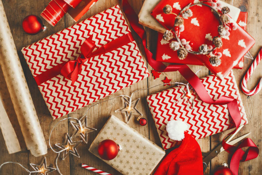 baliace potreby a zabalené vianočné darčeky