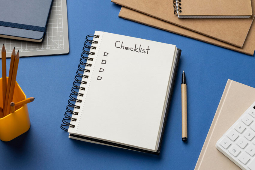 poznámkový blok s checklistom