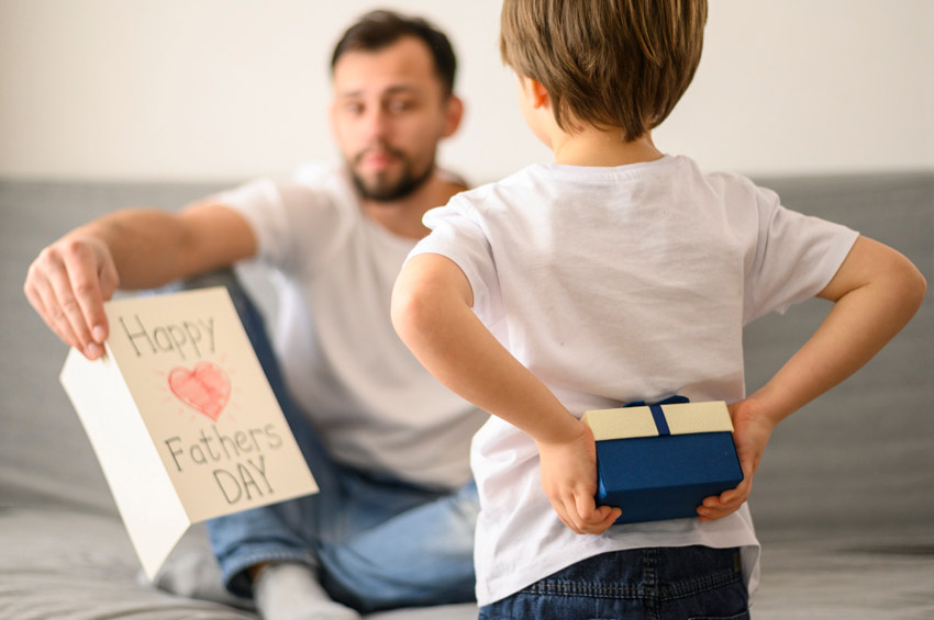 chlapček dáva otcovi darček ku Dňu otcov