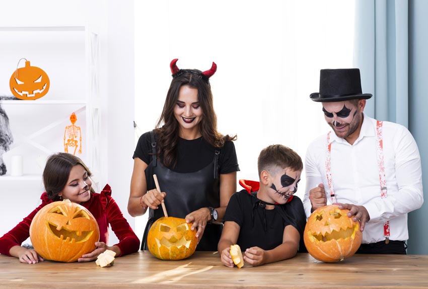 rodina v maskách na Halloween