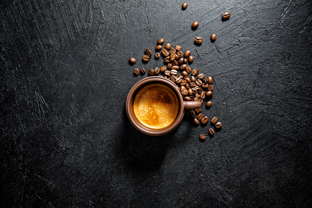 Šálka kávy a zrná