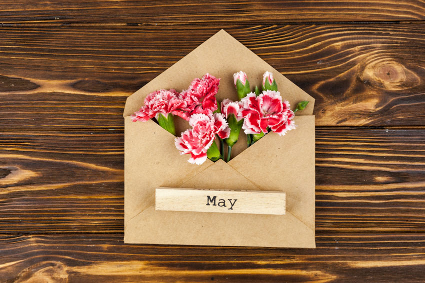 papírová obálka s květy a s nápisem May