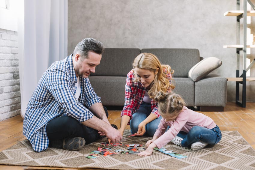 rodina skladá puzzle