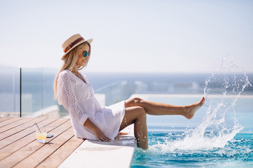mladá žena si máchá nohy na letní dovolené