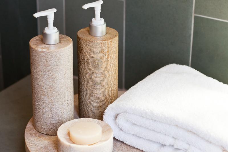 Kúpeľňové doplnky - dávkovače, uterák a mydlo