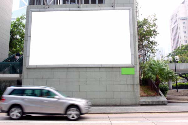 Prázdny billboard na ulici