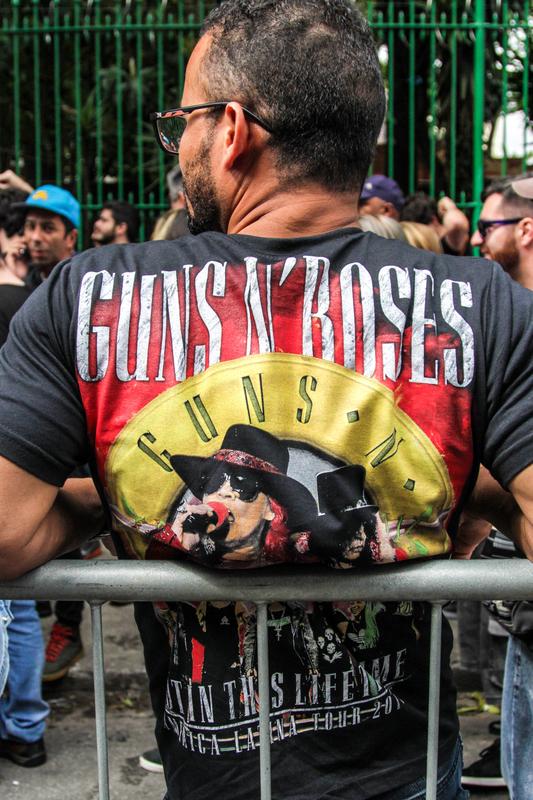 Muž v tričku Guns N' Roses